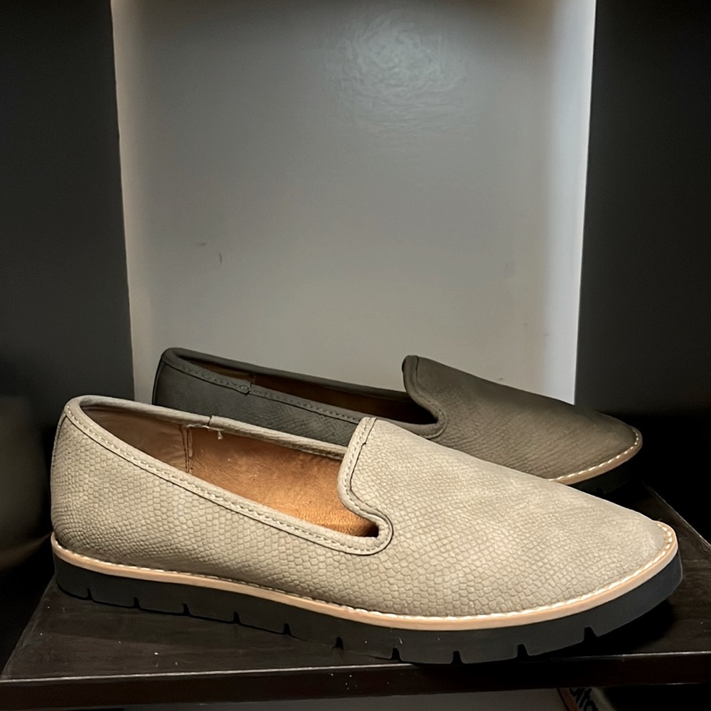 White Mountain loafers size 6. Brand new never worn.